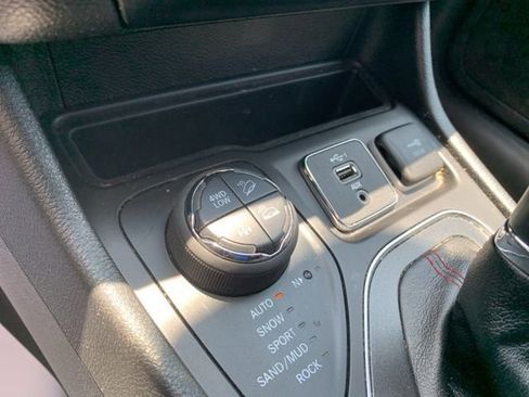 Used 2022 Jeep Cherokee Trailhawk w/ Trailer Tow Group image 38