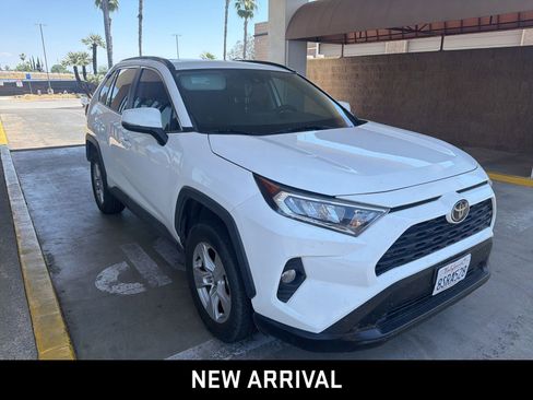 Used 2021 Toyota RAV4 XLE w/ Convenience Package FWD image 3