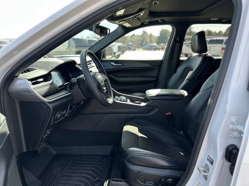 Used 2024 Jeep Grand Cherokee Altitude image 19