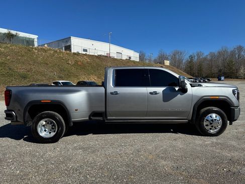 Used 2025 GMC Sierra 3500 Denali Ultimate image 9