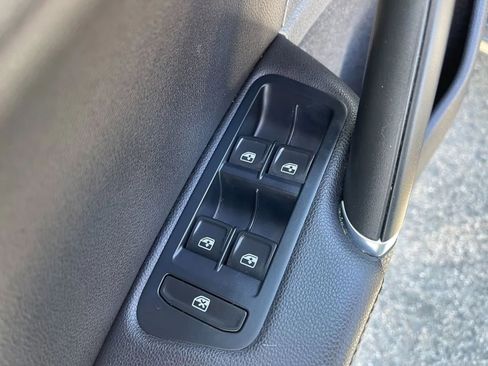 Used 2019 Volkswagen e-Golf SEL Premium image 18