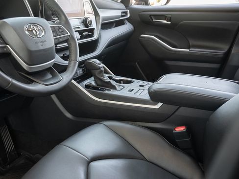 Used 2024 Toyota Highlander XLE AWD/4WD image 40