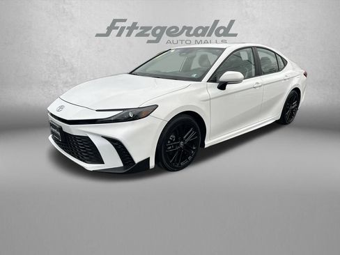 Used 2025 Toyota Camry SE image 3