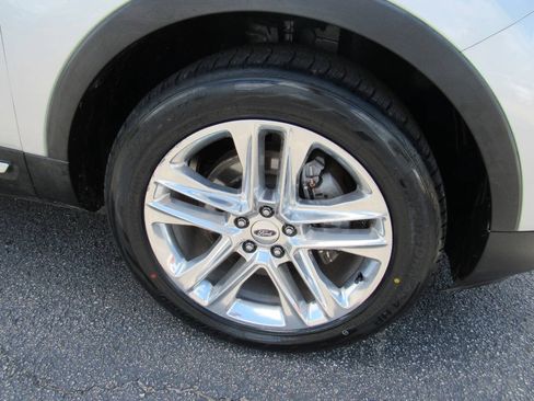Used 2017 Ford Explorer XLT w/ Equipment Group 202A AWD/4WD image 27