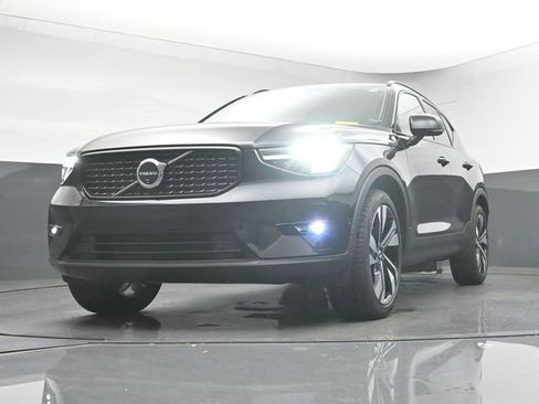 Used 2024 Volvo XC40 B5 Plus w/ Climate Package image 40