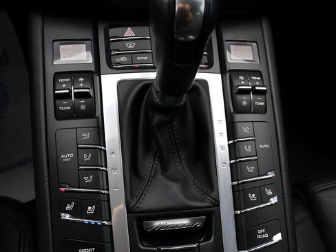Used 2018 Porsche Macan AWD/4WD image 25