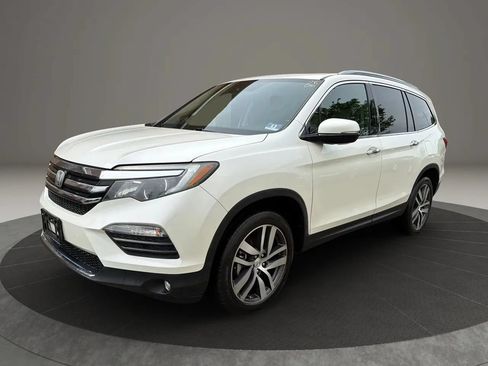 Used 2017 Honda Pilot Touring image 1