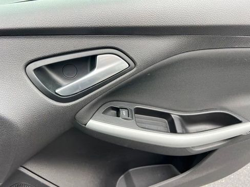 Used 2014 Ford Focus SE w/ Equipment Group 201A FWD image 30
