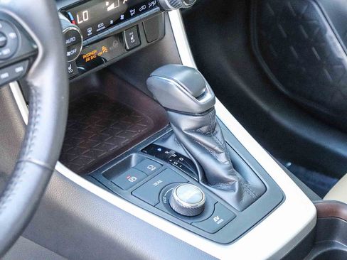 Used 2020 Toyota RAV4 Limited image 21