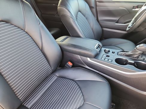 Certified 2025 Toyota Highlander XSE image 13