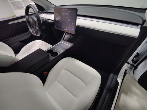 Used 2025 Tesla Model Y Long Range image 10