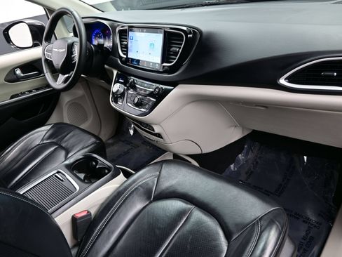 Used 2022 Chrysler Pacifica Touring-L FWD image 18