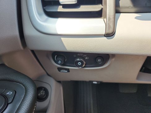 Certified 2024 GMC Terrain SLT FWD image 21