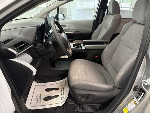 Used 2025 Toyota Sienna LE AWD/4WD image 22
