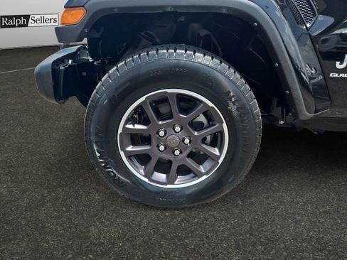 Used 2023 Jeep Gladiator Overland AWD/4WD image 14