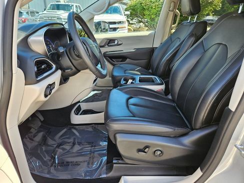Used 2024 Chrysler Pacifica Touring-L FWD image 19