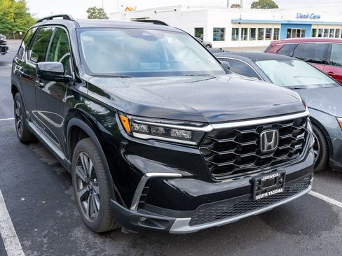 Used 2024 Honda Pilot Touring image 3