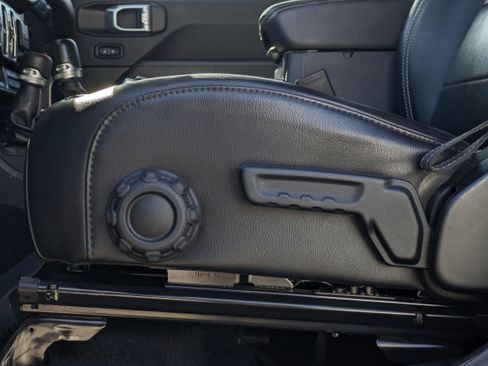 Used 2021 Jeep Wrangler Unlimited Sahara image 22