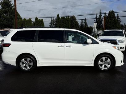 Used 2020 Toyota Sienna LE w/ LE Preferred Package