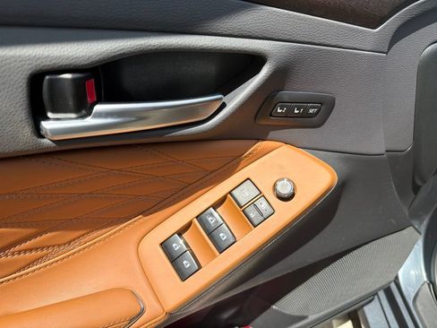 Used 2019 Toyota Avalon Limited FWD image 15