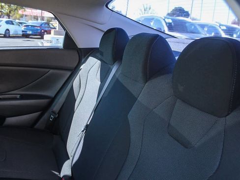 Used 2021 Hyundai Elantra SE image 23