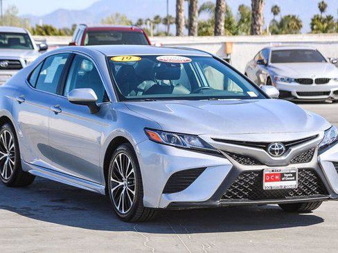 Certified 2019 Toyota Camry SE image 3