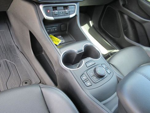 Used 2024 GMC Terrain SLT w/ Tech Package image 17