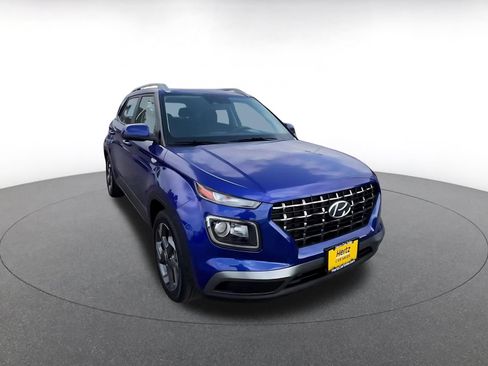 Used 2025 Hyundai Venue SEL FWD image 2