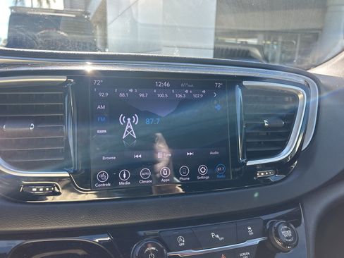 Used 2018 Chrysler Pacifica Touring-L w/ Premium Audio Group image 12