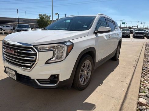Used 2024 GMC Terrain SLT image 2