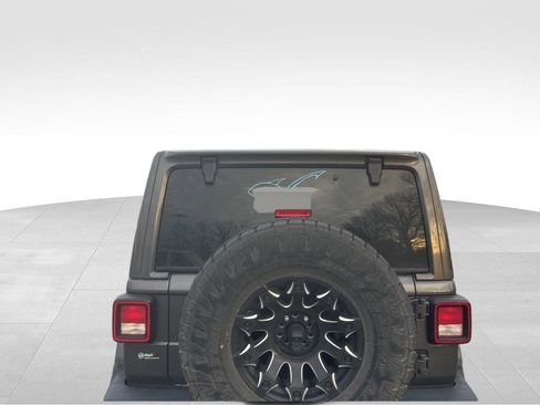 Used 2019 Jeep Wrangler Unlimited Sahara image 15