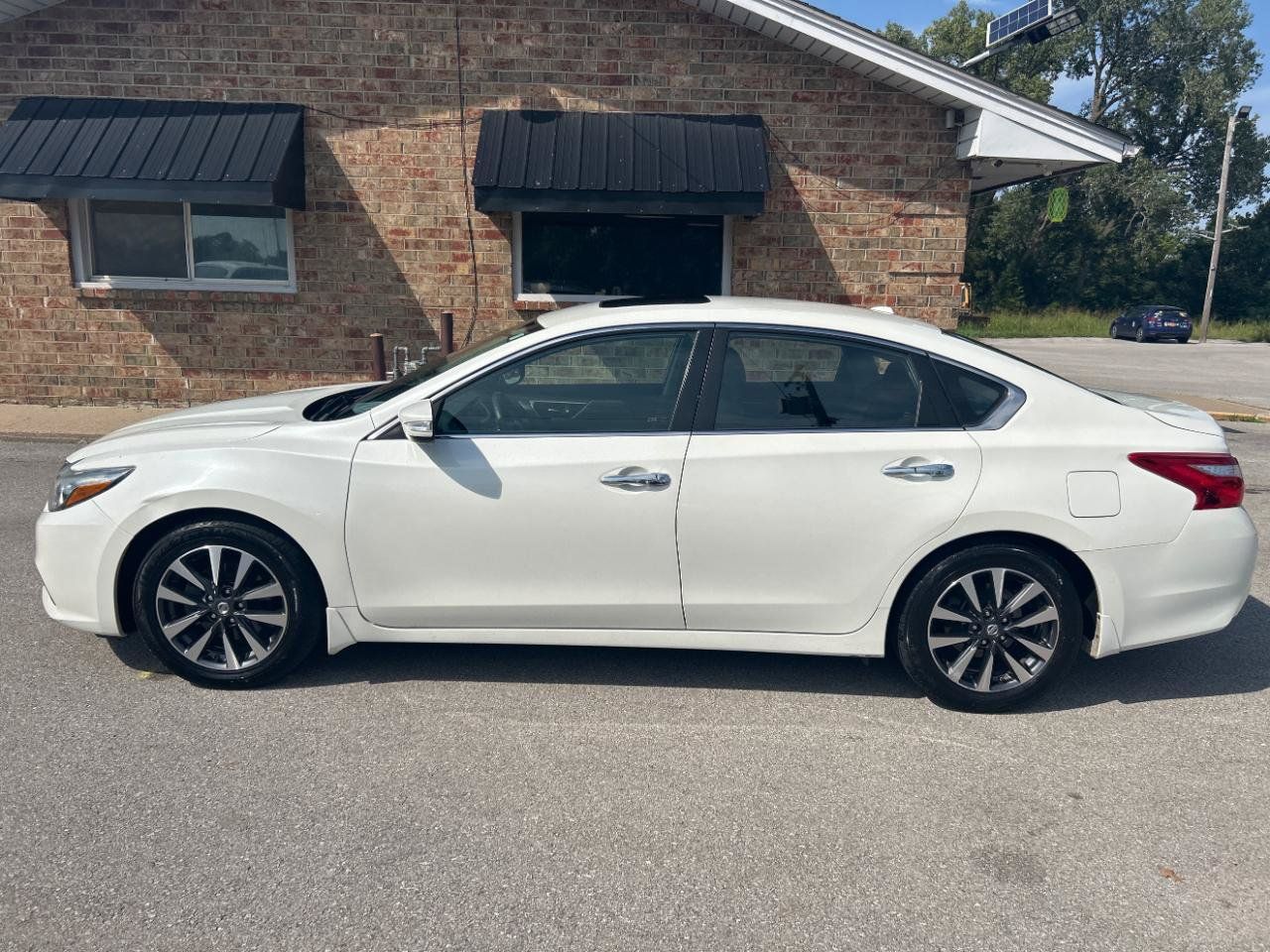 Used 2017 Nissan Altima 2.5 SL w/ 2.5 Technology Package FWD image 10