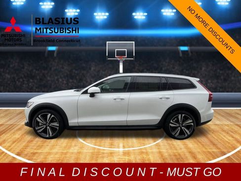 Used 2025 Volvo V60 B5 Cross Country Plus image 4