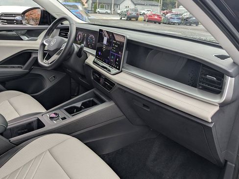 Used 2025 Volkswagen Tiguan SE FWD image 32