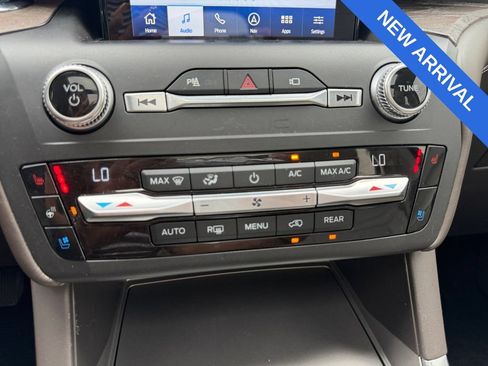Used 2020 Ford Explorer Platinum w/ Premium Technology Package AWD/4WD image 16