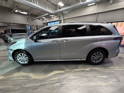 Used 2022 Toyota Sienna XLE image 38