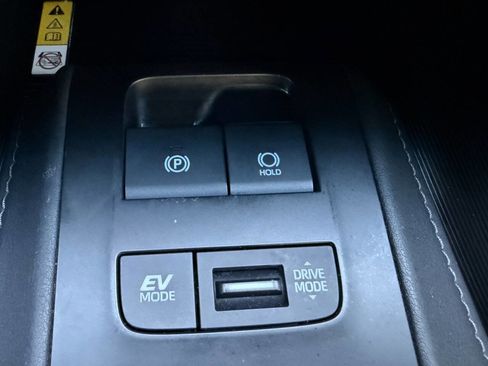 Used 2021 Toyota Venza XLE image 29