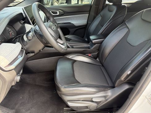 Used 2023 Jeep Compass Latitude AWD/4WD image 11