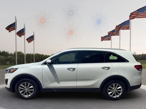 Used 2017 Kia Sorento LX w/ LX Convenience Package image 4