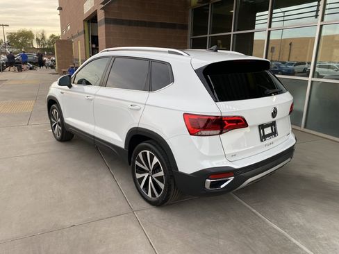 Used 2022 Volkswagen Taos SE w/ Panoramic Sunroof Package image 3