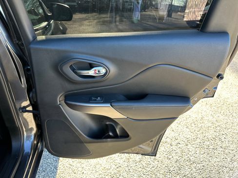 Used 2019 Jeep Cherokee Overland w/ Technology Group image 16