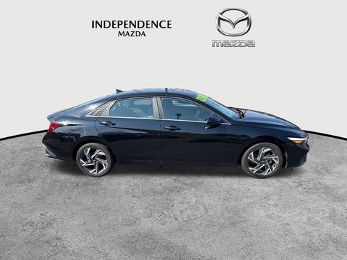 Used 2025 Hyundai Elantra SEL FWD image 2