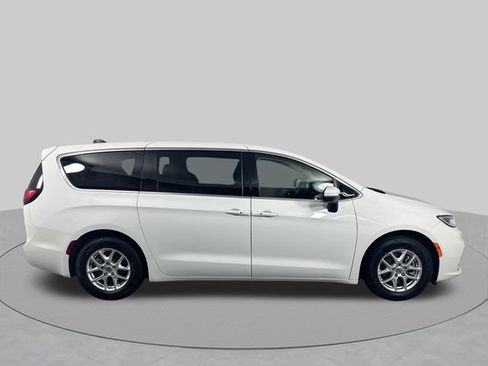 Used 2023 Chrysler Pacifica Touring-L FWD image 36
