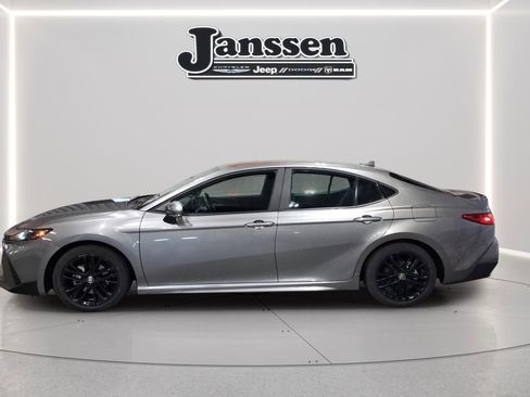 Used 2025 Toyota Camry SE image 1