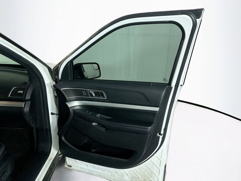 Used 2017 Ford Explorer XLT image 31