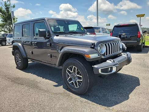 Used 2025 Jeep Wrangler Unlimited Sahara AWD/4WD image 3