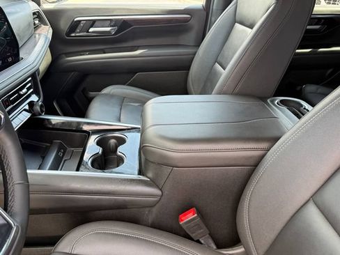Used 2025 Chevrolet Tahoe LT RWD image 12
