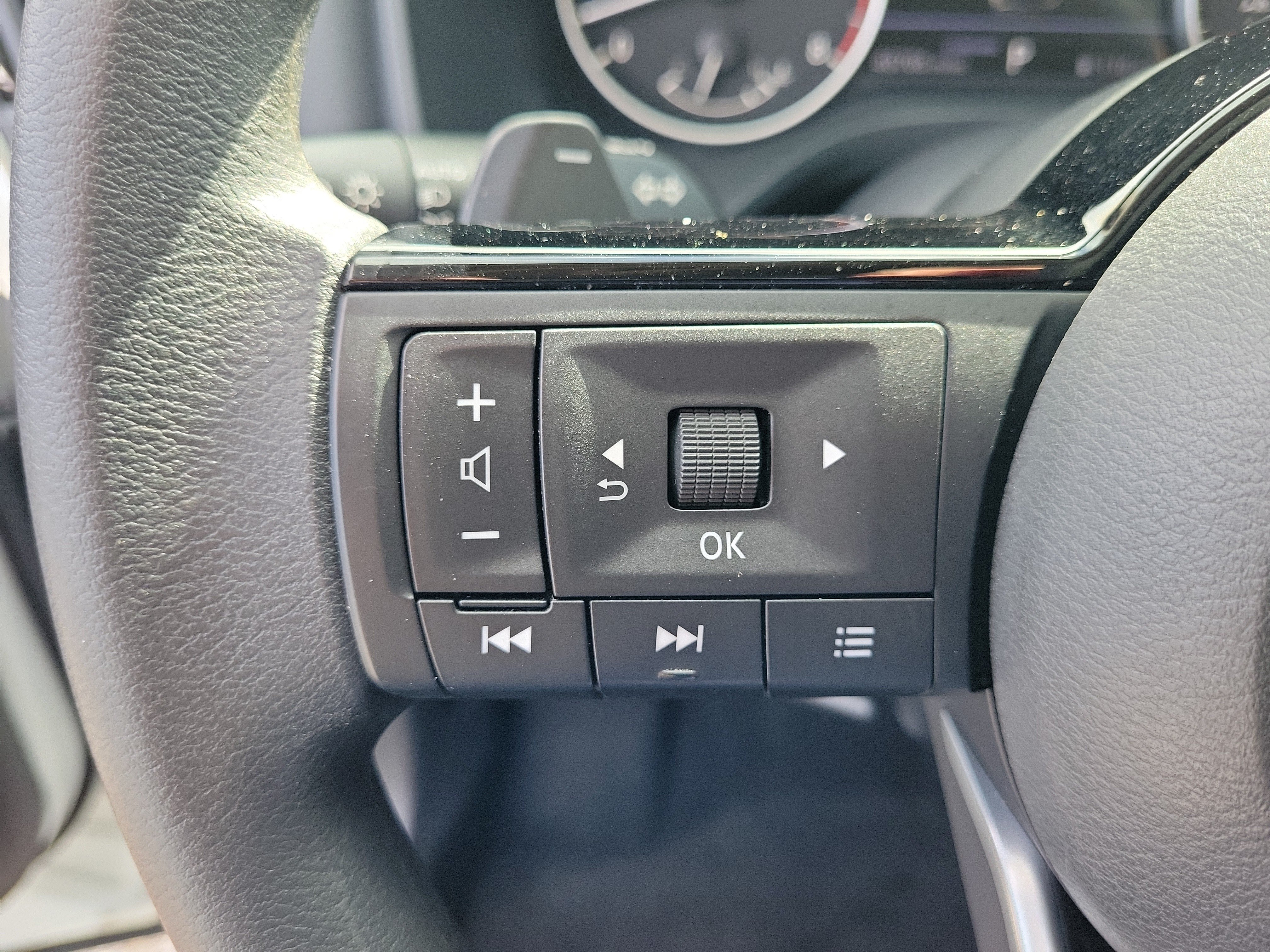Certified 2023 Nissan Rogue SV FWD image 17