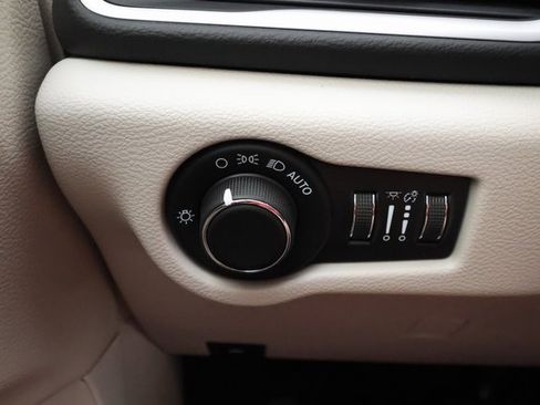 Used 2022 Chrysler Voyager LX image 21