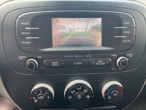 Used 2016 Kia Soul + image 17